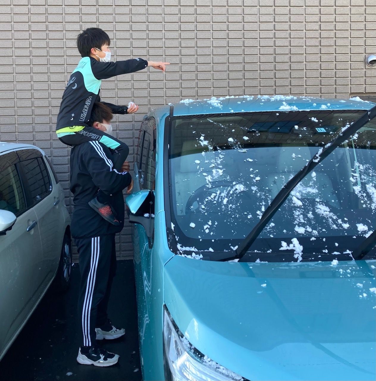 駐車場で雪合戦！の画像